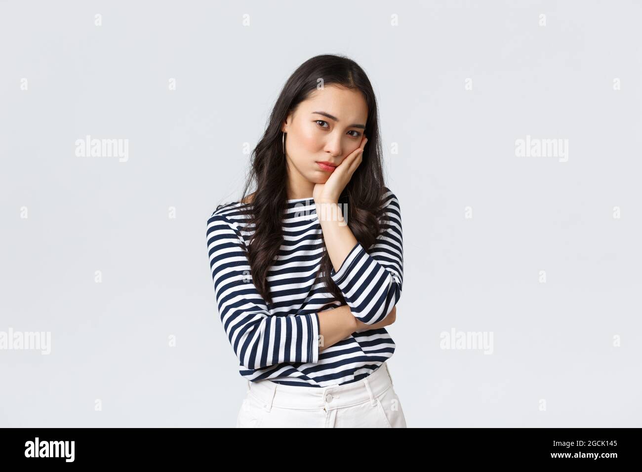 Lifestyle, Schönheit und Mode, Menschen Emotionen Konzept. Verärgert und verlegen starren junge asiatische Frau vor Bestürzigung und Urteilsvermögen auf Kamera, Facepalm Stockfoto