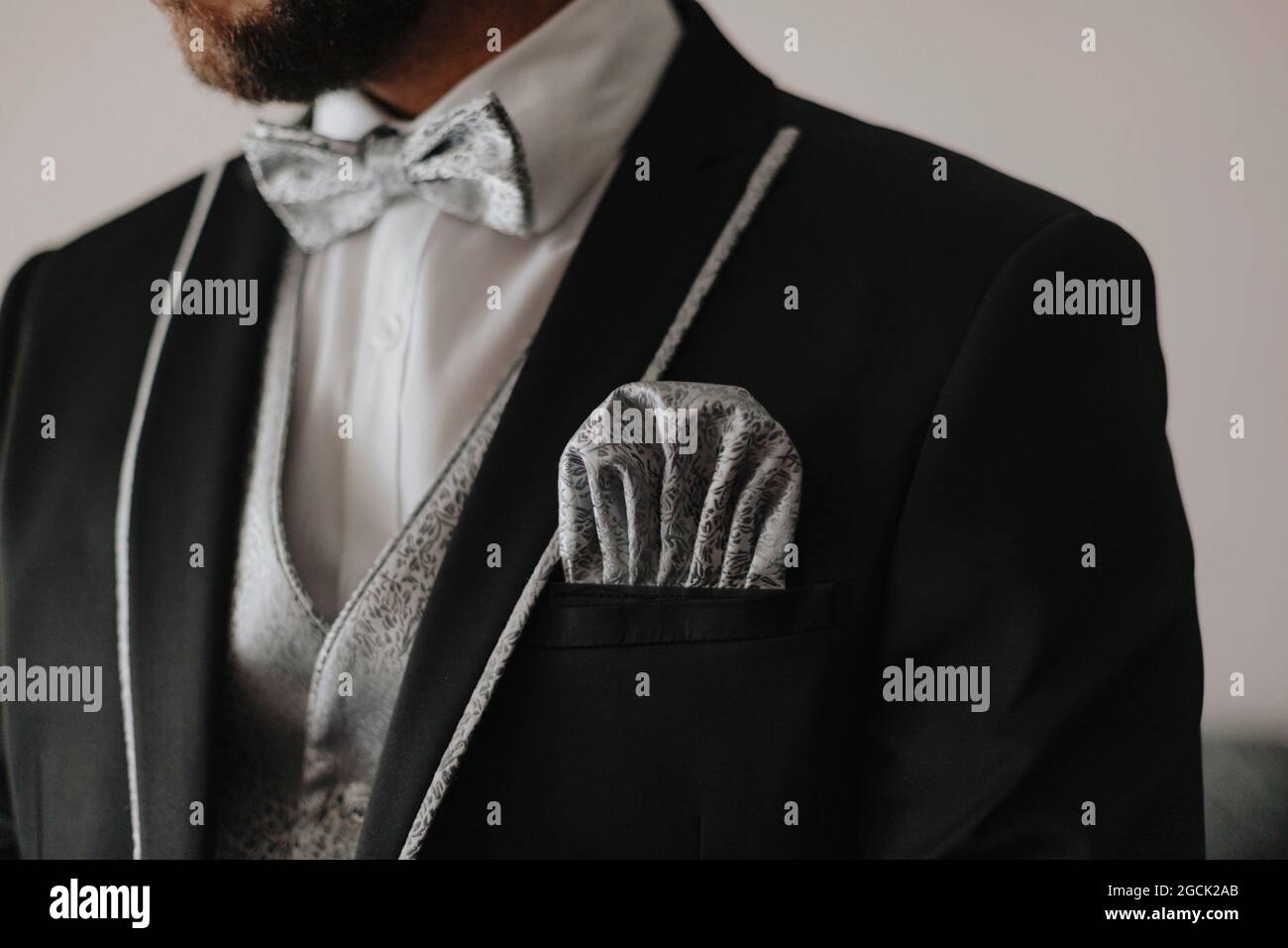 Crop anonymer bärtiger Bräutigam im stilvollen Hochzeits-Smoking mit Fliege und elegantem Taschentuch Stockfoto