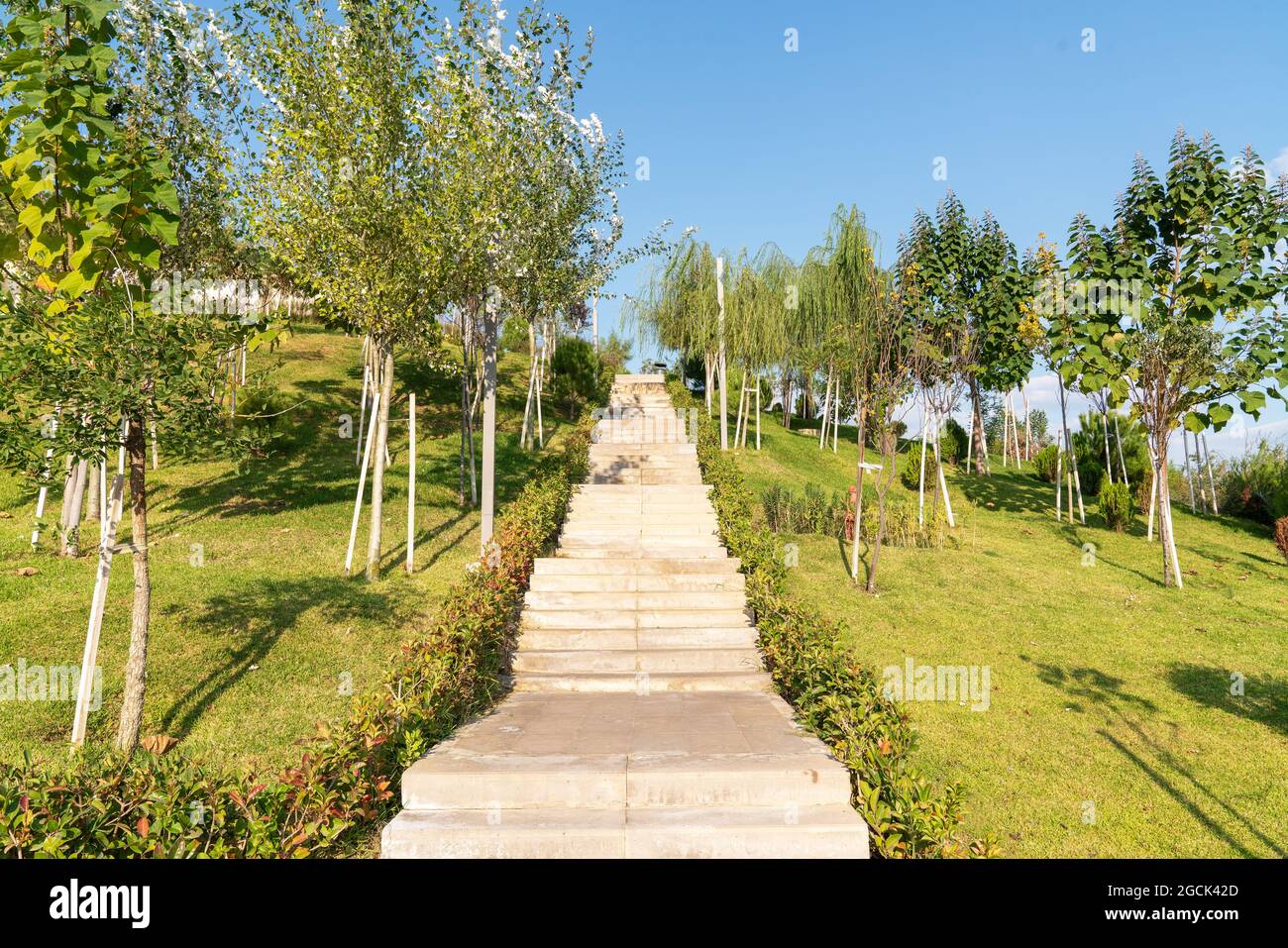Eine schöne Treppe und Gehweg, Weg neben dem ruhigen öffentlichen Park und Garten. Hochwertige Fotos Stockfoto
