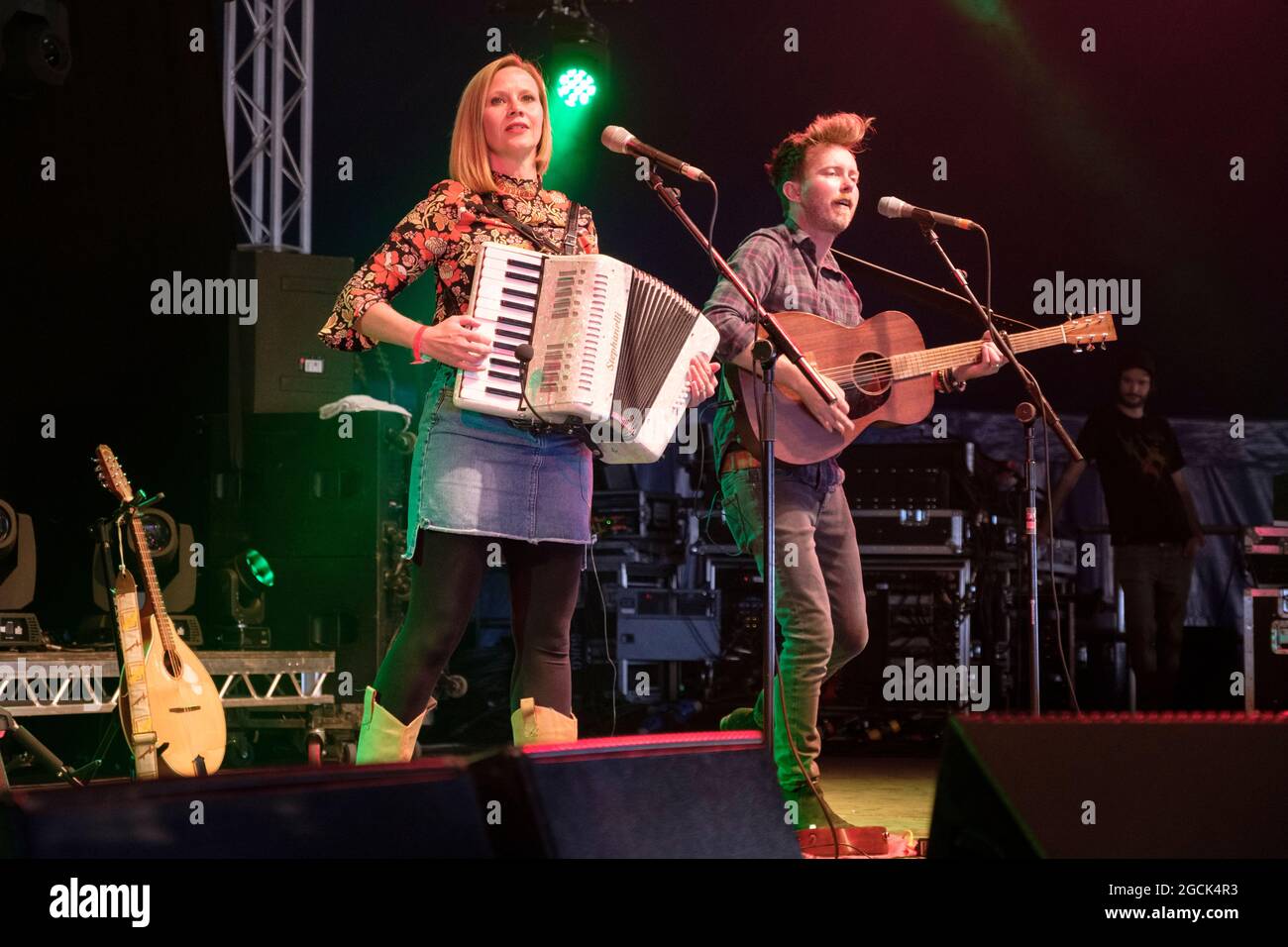 Das Folk-Duo Megson (Stu Hanna und Debbie Hanna) tritt beim Wickham Festival, Hampshire, Großbritannien, auf. 7. August 2021 Stockfoto
