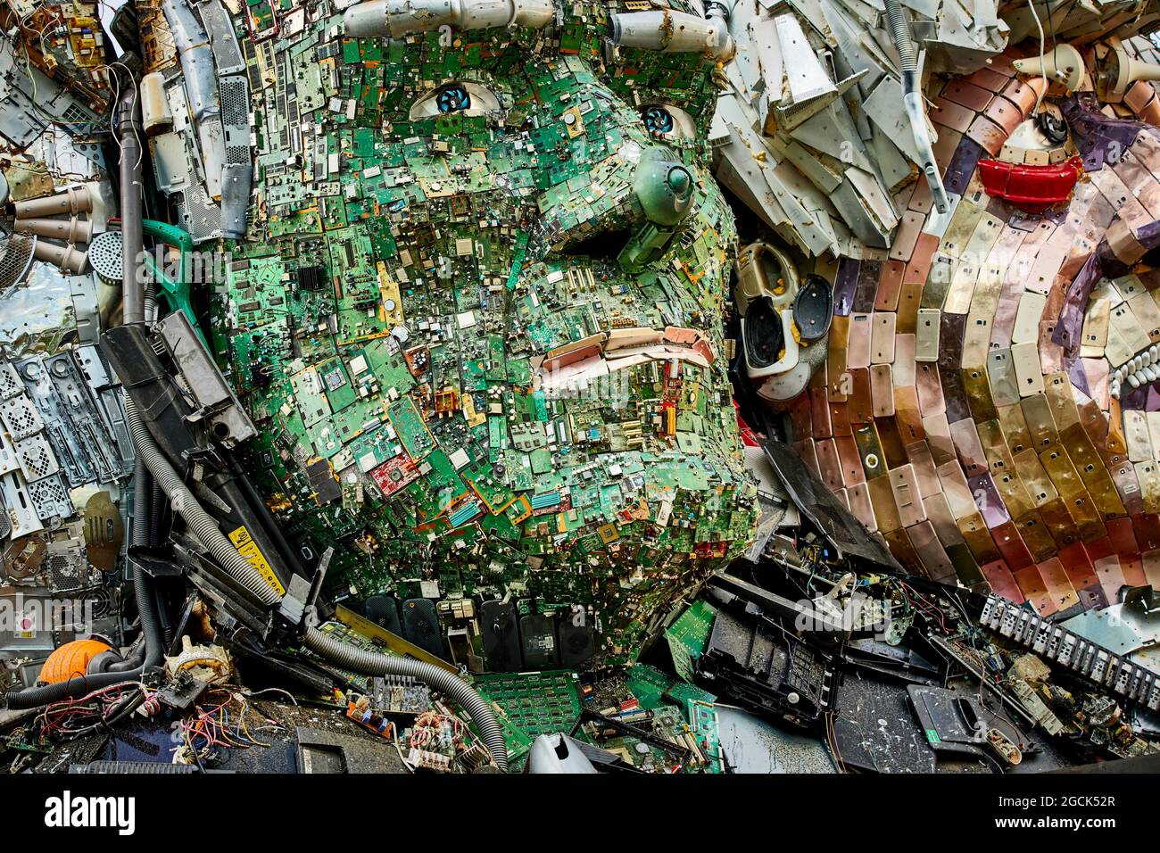 Stockport MusicMagpie Riese Mount Rushmore Stil Skulptur G7 Führer Köpfe komplett aus ausrangierten Elektronik amerikanischen Präsidenten Joe Biden und Bo Stockfoto