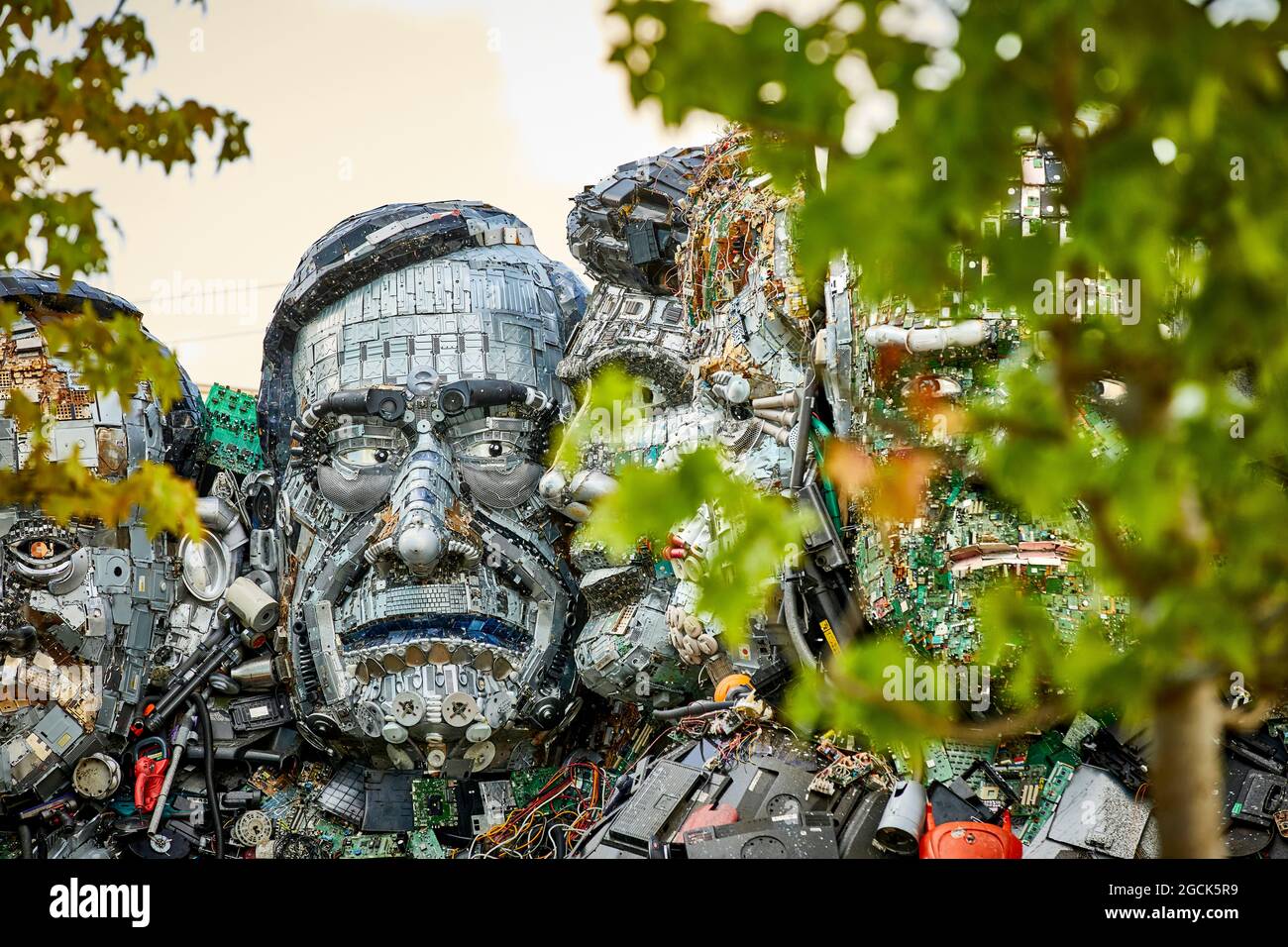 Stockport MusicMagpie Riese Mount Rushmore Stil Skulptur G7 Führer Köpfe komplett aus ausrangierten Elektronik Mario Draghi Premierminister Italien Stockfoto