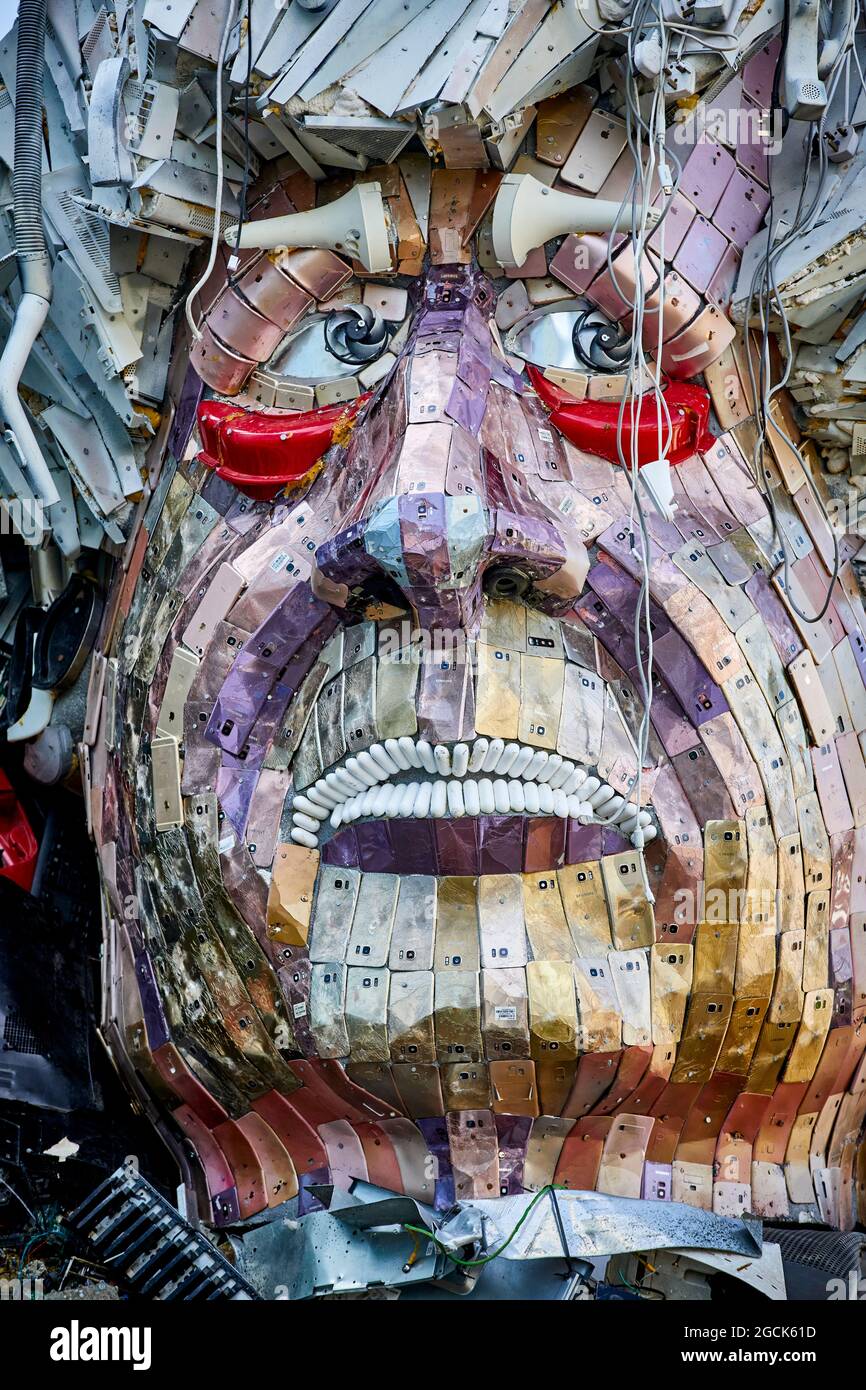Stockport MusicMagpie Riese Mount Rushmore Stil Skulptur G7 Führer Köpfe komplett aus ausrangierten Elektronik britischen Premierminister Boris Johnso gemacht Stockfoto