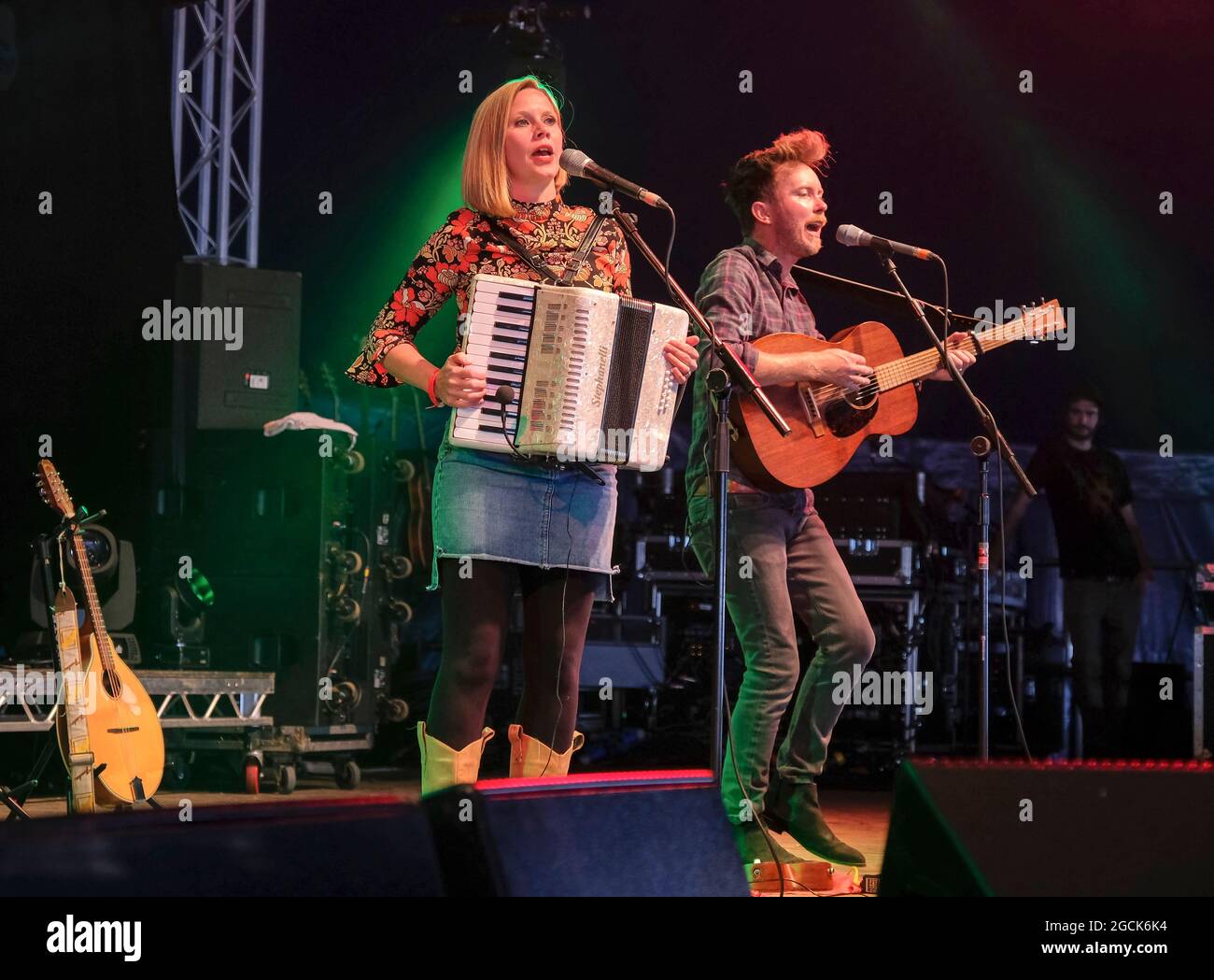 Das Folk-Duo Megson (Stu Hanna und Debbie Hanna) tritt beim Wickham Festival, Hampshire, Großbritannien, auf. 7. August 2021 Stockfoto
