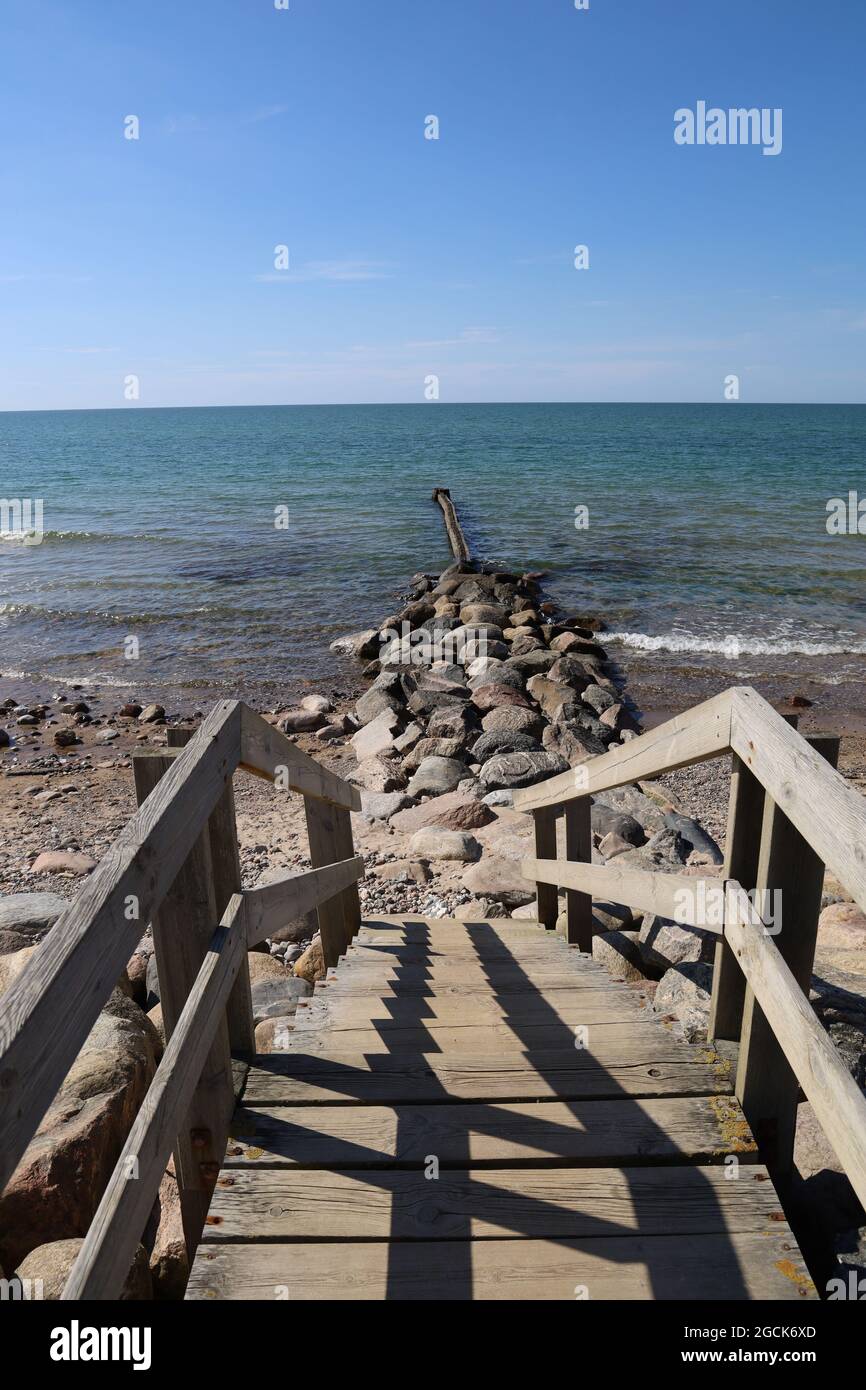 Holztreppe führt zum Strand von Rageleje Stockfoto