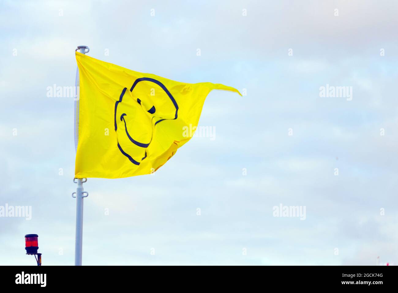 Smiley Face Flagge gegen blauen Himmel in Whitby Yorkshire Stockfoto