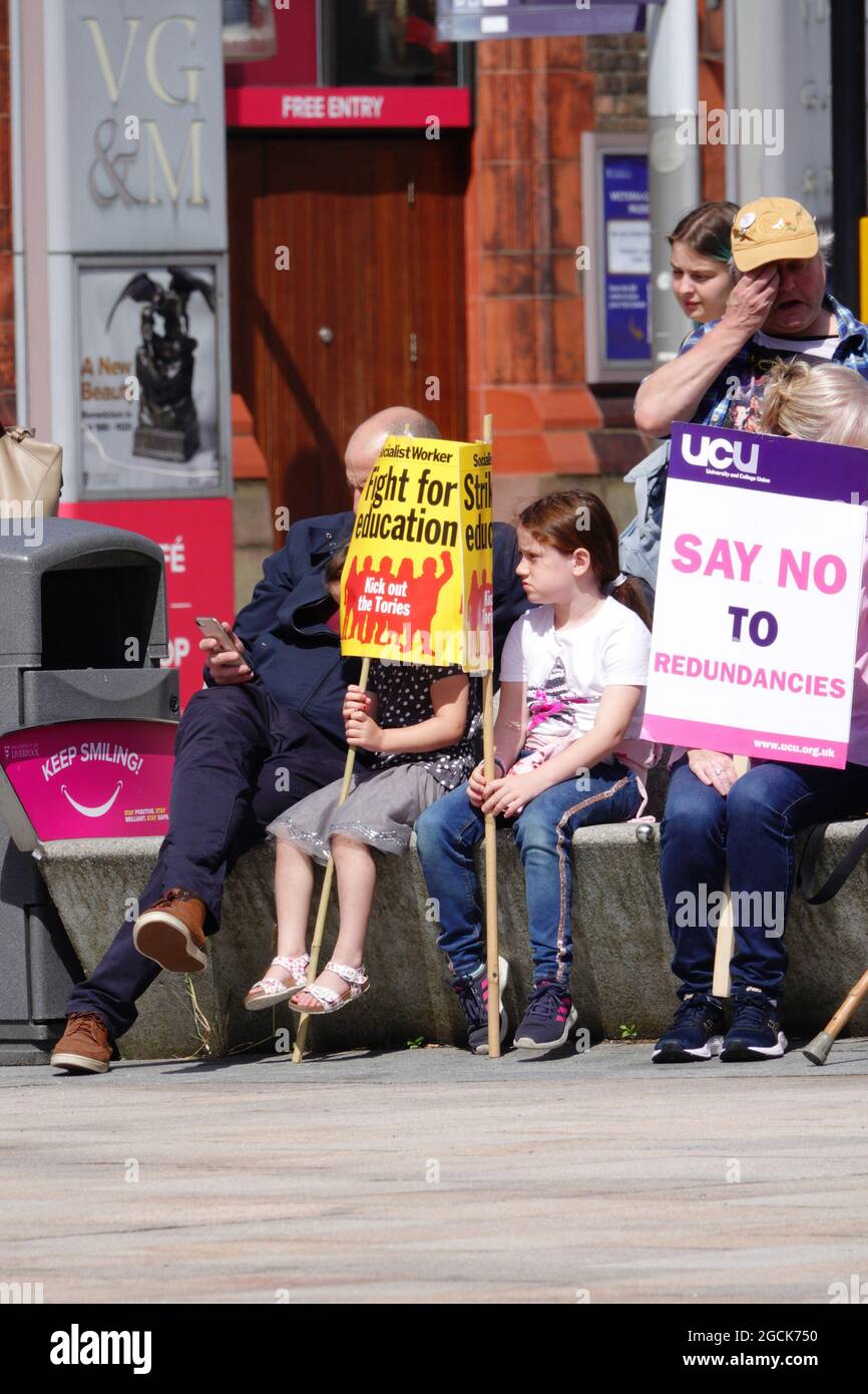 Liverpool, Großbritannien. August 2021. Mitglieder der University and College Union (UCU) veranstalten am University Square eine Kundgebung, um Arbeitsplätze in den Gesundheits- und Biowissenschaften der Liverpool University zu verteidigen, die weiterhin bedroht sind, nachdem eine konzertierte kollektive Aktion einen großen Teil der Stellen gerettet hat, die von der Universitätsverwaltung auf Entlassung abzielten. Die UCU ist seit Monaten an Arbeitskampfmaßnahmen beteiligt, nachdem die UCU-Mitglieder in der gesamten Universität eine überwältigende Stimme für Streikaktionen abgegeben haben, um 47 Mitarbeiter zu verteidigen. Kredit: ken biggs/Alamy Live Nachrichten Stockfoto