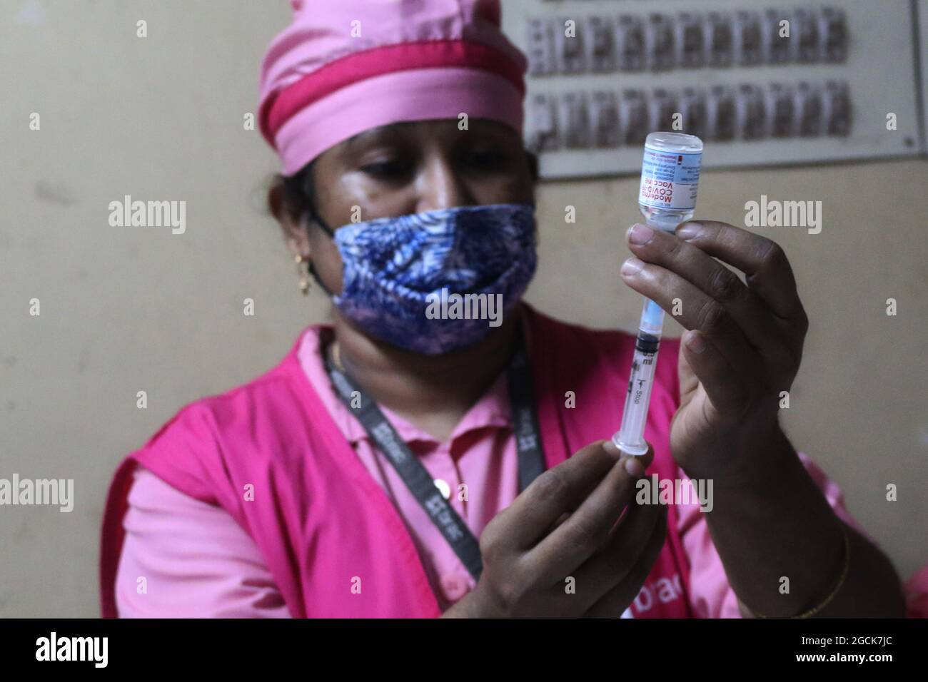 Nicht exklusiv: DHAKA, BANGLADESCH - AUGUST 7: Eine Krankenschwester bereitet eine Dosis vor, die einer Person während einer Massenimpfkampagne verabreicht wird, um das Risiko zu verringern Stockfoto