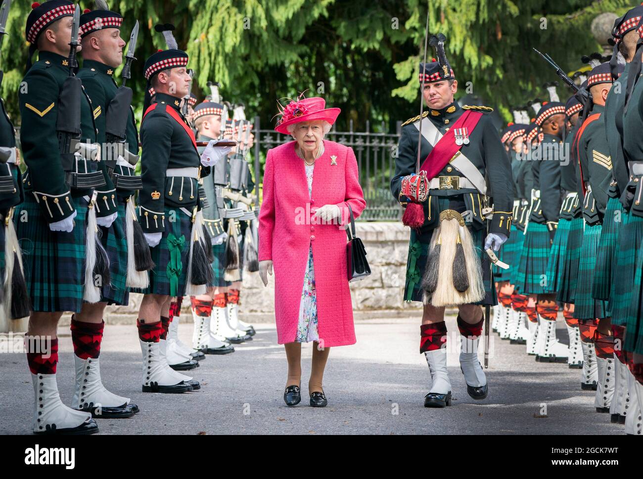 Königin Elizabeth II. Bei einer Inspektion der Balaklava Company, 5 Bataillon das Royal Regiment of Scotland vor den Toren von Balmoral, als sie Sommerresidenz auf dem Schloss übernimmt. Bilddatum: Montag, 9. August 2021. Stockfoto