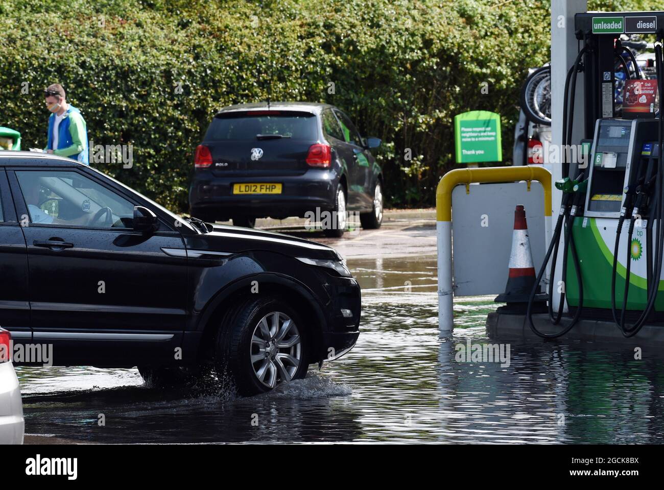 Essex, Großbritannien. August 2021. Ein Vorplatz einer BP-Tankstelle überflutet in der Nähe von Ingatestone, Essex, als sich starke Regenwellen über einen Großteil des Vereinigten Königreichs hinwegfegten. Quelle: MARTIN DALTON/Alamy Live News Stockfoto