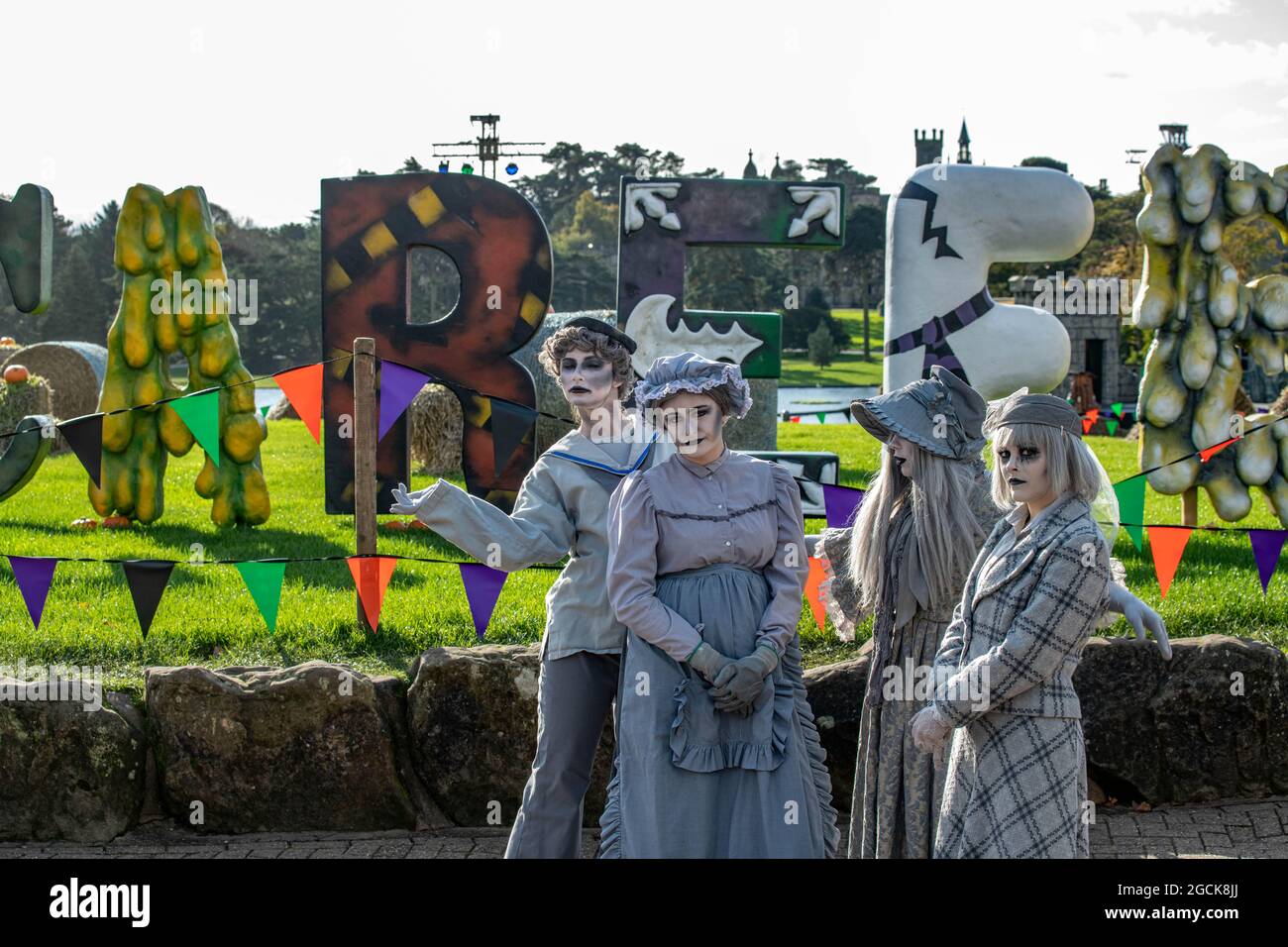 Alton Towers, Alton Ahnen verheimliche Schauspieler und Towers Street Halloween Scarefest Stockfoto