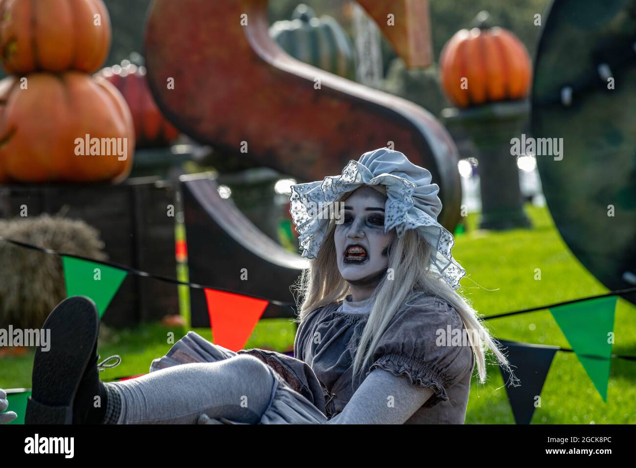 Alton Towers, Alton Ahnen verheimliche Schauspieler und Towers Street Halloween Scarefest Stockfoto