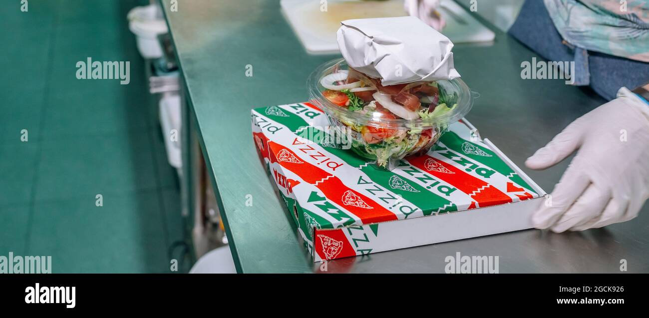 Unkenntlich Koch mit einem Lebensmittel Lieferung Bestellung bereit zu gehen Stockfoto