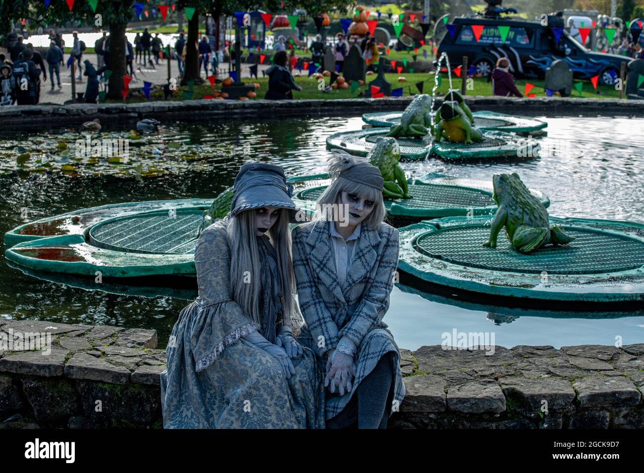 Alton Towers, Alton Ahnen verheimliche Schauspieler und Towers Street Halloween Scarefest Stockfoto