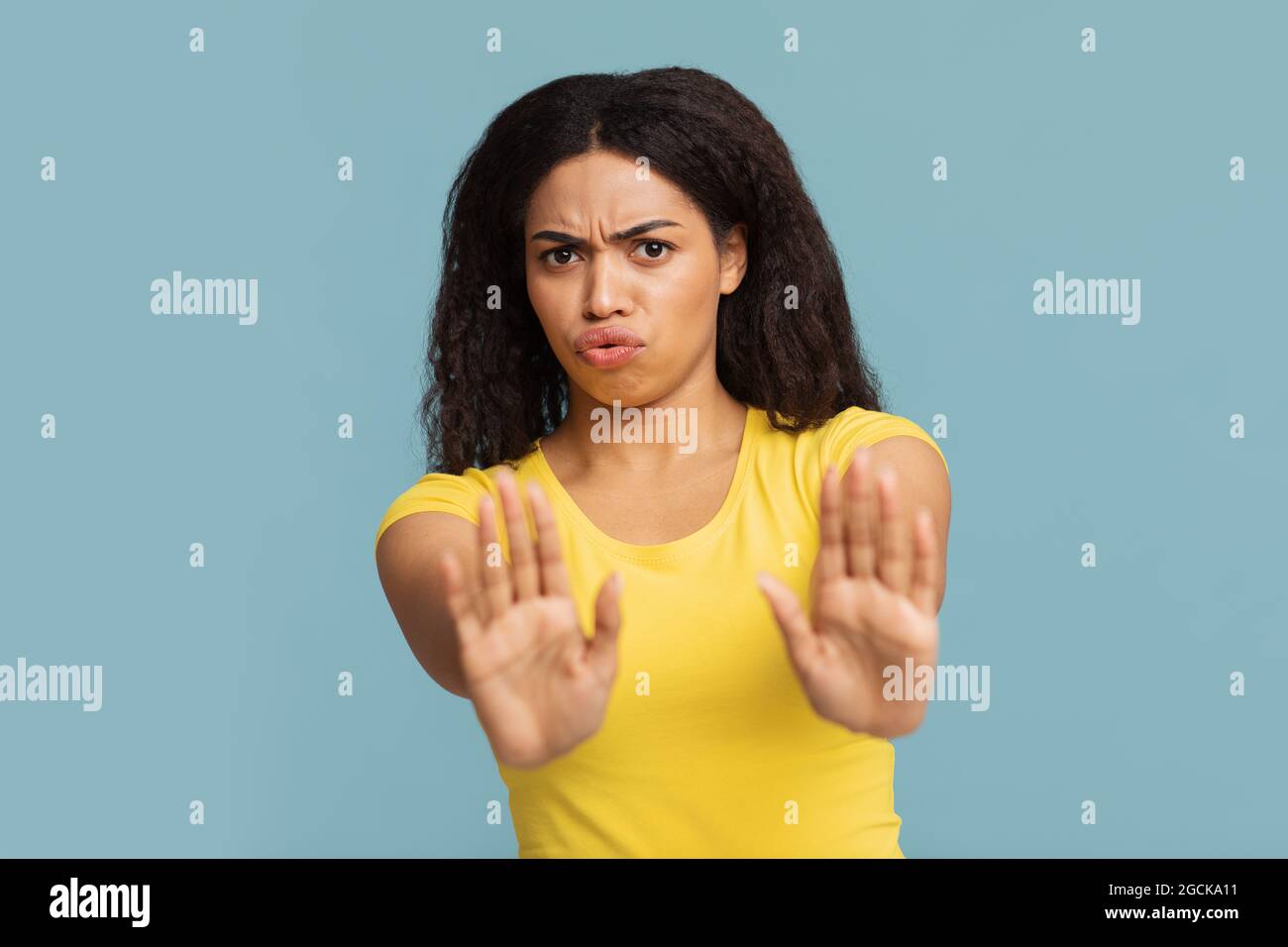 Vielen Dank, aber nein Porträt einer afroamerikanischen Dame, die eine Stop-Hand-Geste macht, die auf blauem Studiohintergrund steht Stockfoto
