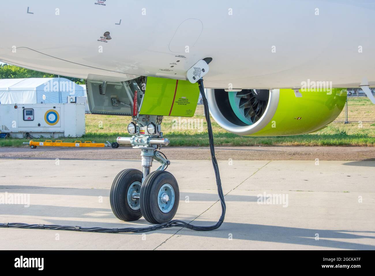 Bodenstromaggregat-GPU liefert Strom an geparkte Flugzeuge Stockfotografie  - Alamy