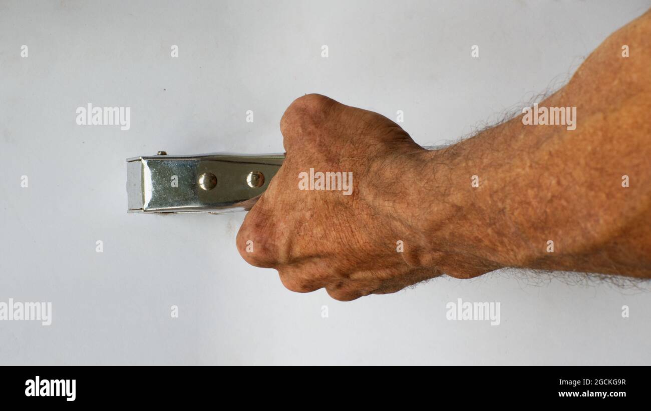 Arm und Hand einer Person, die einen Hefter verwendet Stockfoto