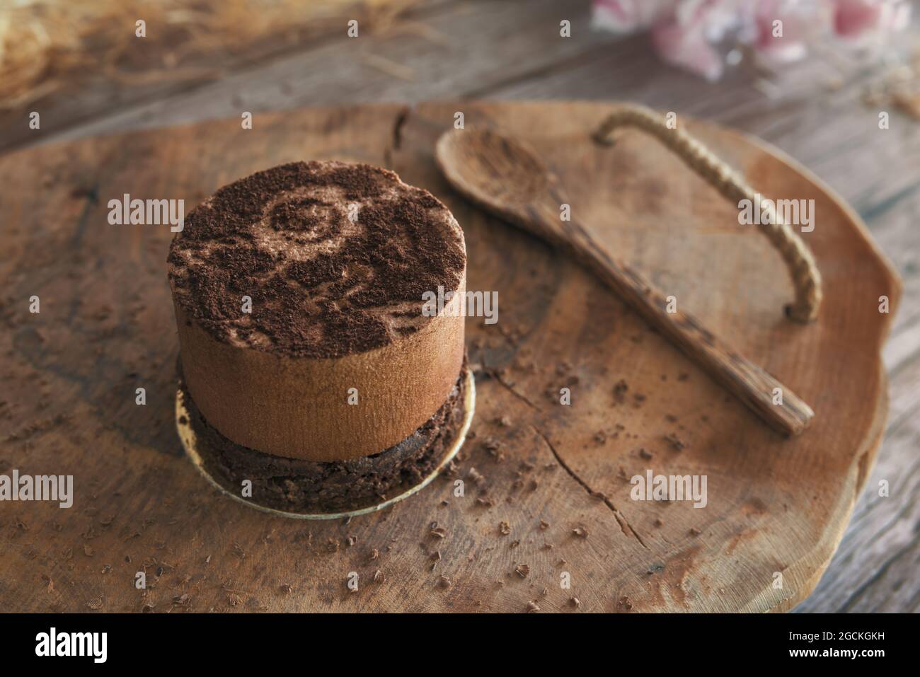 Trüffelkuchen mit Schokoladenmousse und Kakaoschwamm auf einer Holzplatte serviert. Stockfoto
