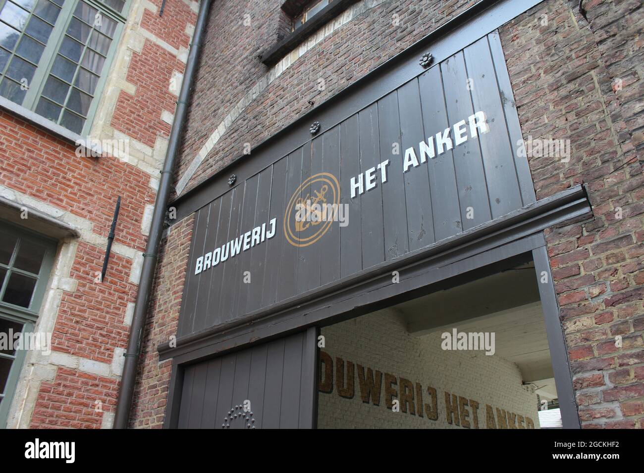MECHELEN, BELGIEN, 1. AUGUST 2021: Außenansicht der Brauerei „Het Anker“ in Mechelen. Es ist eine der ältesten Brauereien in Belgien und die Heimat des Populs Stockfoto