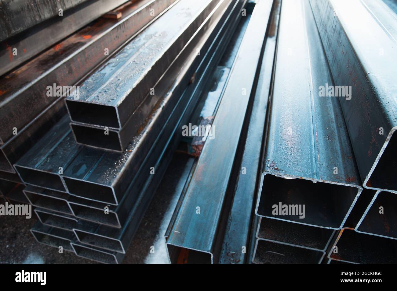 Gewalzte Metallprodukte. Perspektivische Ansicht von Stahlrohren mit rechteckigem Querschnitt Stockfoto