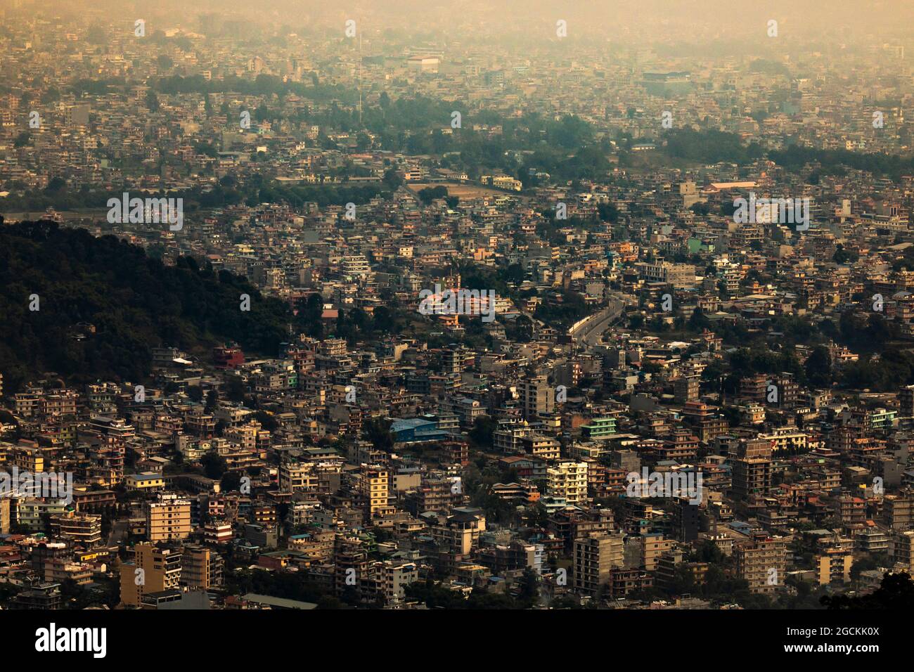Spektakuläre Landschaft von Kathmandu Stadtbild mit Wohngebäuden in sonnigen Morgen in Nepal Stockfoto