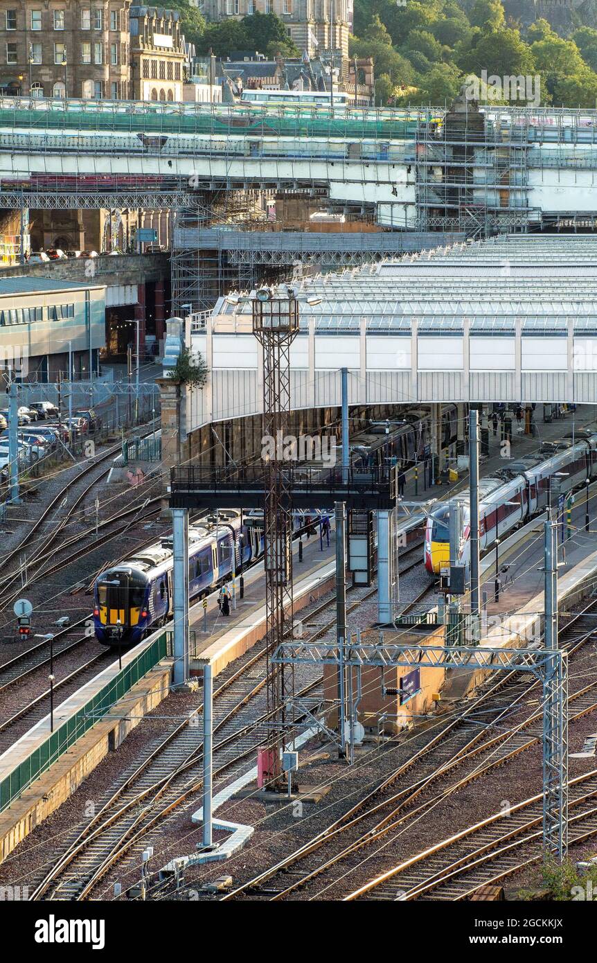 Züge am Bahnsteig Ankunft und Abfahrt von Edinburgh Waverley Station im Stadtzentrum, Edinburgh, Schottland, Großbritannien Stockfoto