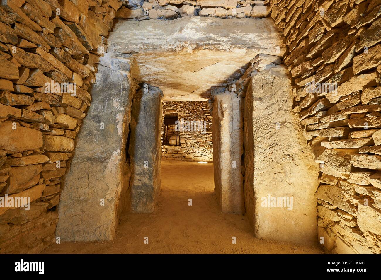 Das Innere des Megalithdenkmals Dolmen del Romeral (tholos El Romeral), das von der UNESCO in Antequera, Malaga, zum Weltkulturerbe erklärt wurde. Andalusien, Stockfoto