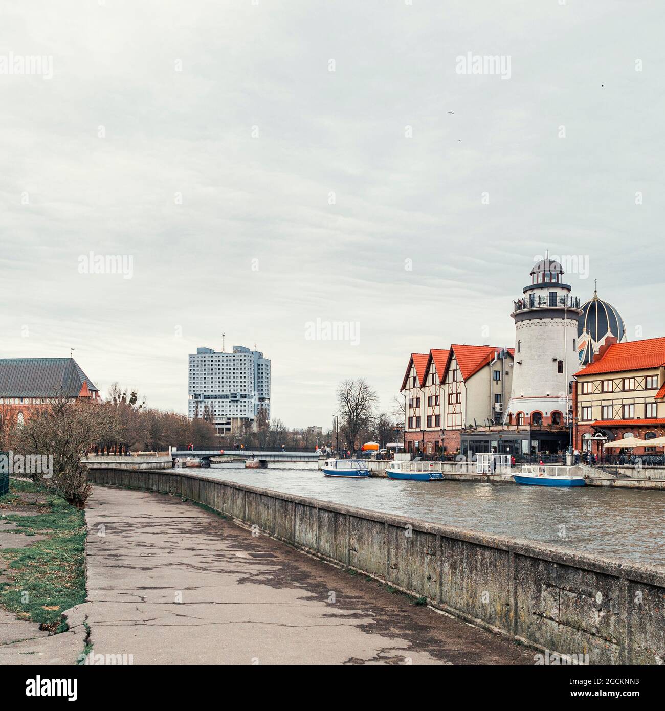 Fischdorf, Haus der Sowjets und die Kathedrale am Ufer des Flusses Pregolya Stockfoto