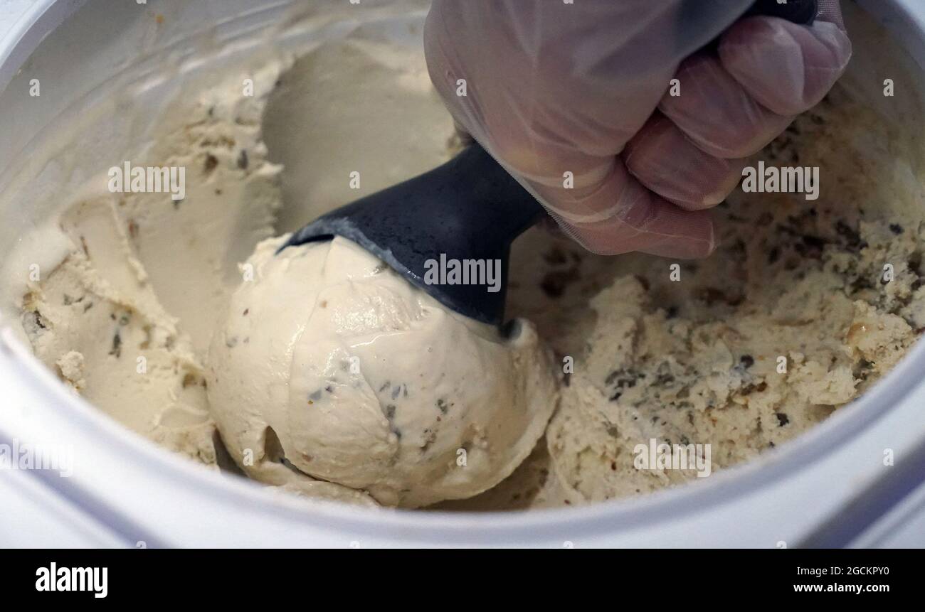 Am Sonntag, den 8. August 2021, schaufelt Nick King beim Serendipity Ice Cream in Webster Groves, Missouri, Eis. Das Eis mit dem Namen „Show Me You're Nuts!“ wurde zu Ehren des Missouri 2021 Bicentennial Ice Cream Social am 10. August kreiert. Das spezielle ‘Show Me State' Ice Cream enthält den Geschmack von schwarzen Walnüssen aus Hammons in Stockton, Missouri, vermischt mit Belle Toffee aus Kansas City, das Missouri Northern Pekannüsse und noch 630 Bourbon aus Still 630 Distillery in St. Louis enthält. Foto von Bill Greenblatt/UPI Stockfoto