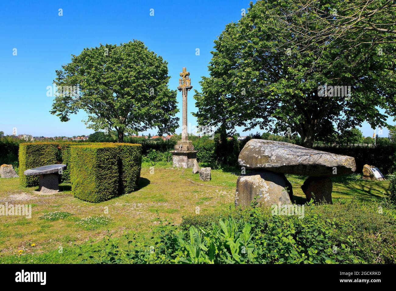 Das französische (bretonische) Granitkreuz aus Kalvarienberg und Dolmen aus dem 16. Jahrhundert am Carrefour des Roses Memorial des Ersten Weltkriegs in Boezinge (Ypern), Belgien Stockfoto