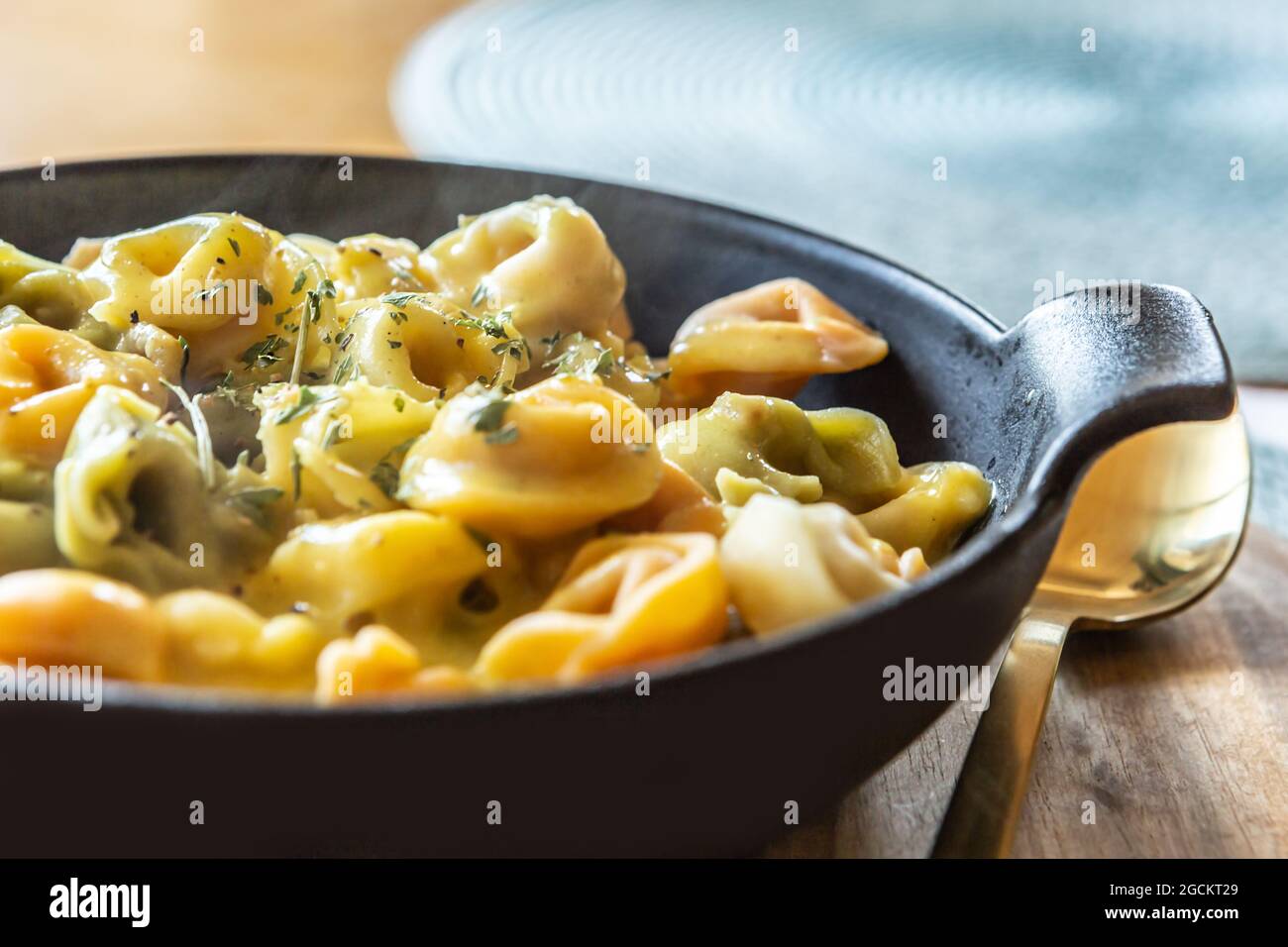 Nahaufnahme von Tortellini in der Sauce Stockfoto