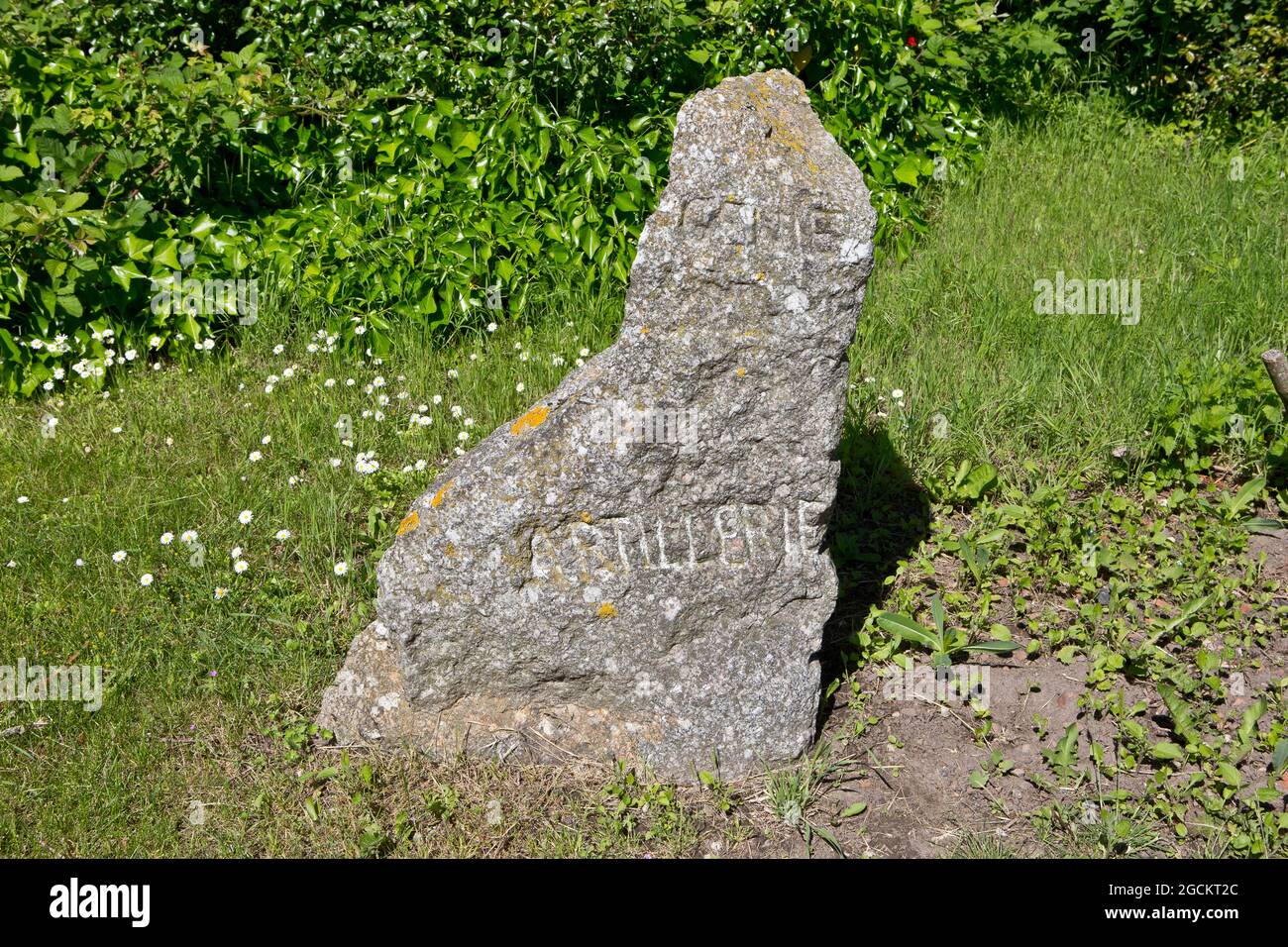 Gedenkmenhir für die militärische Technik und Artillerie am Carrefour des Roses Memorial des Ersten Weltkriegs in Ypern, Belgien Stockfoto
