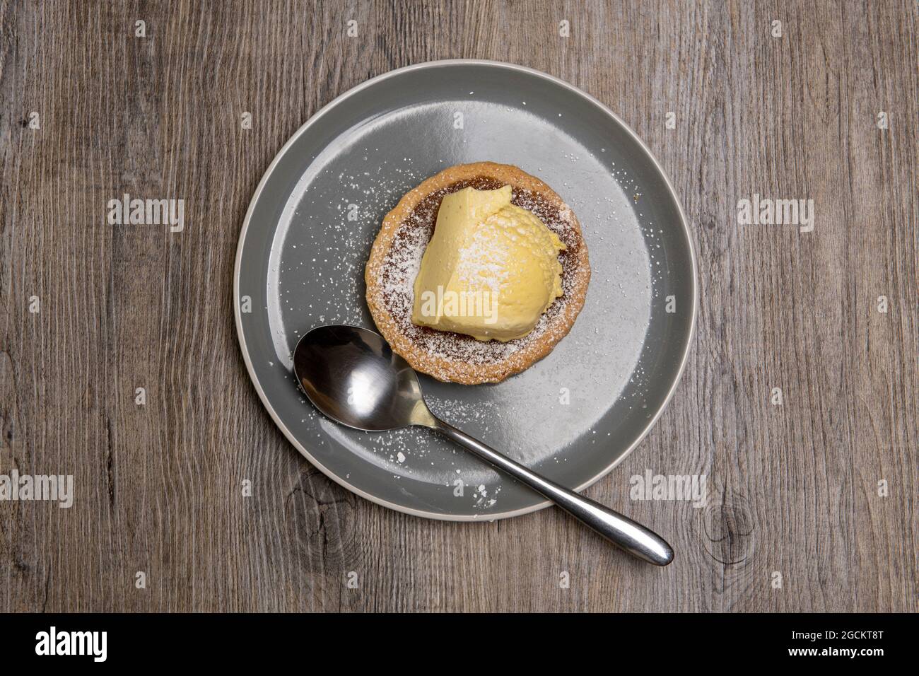 Treacle Tarte mit einer Kugel Vanilleeis darauf. Stockfoto