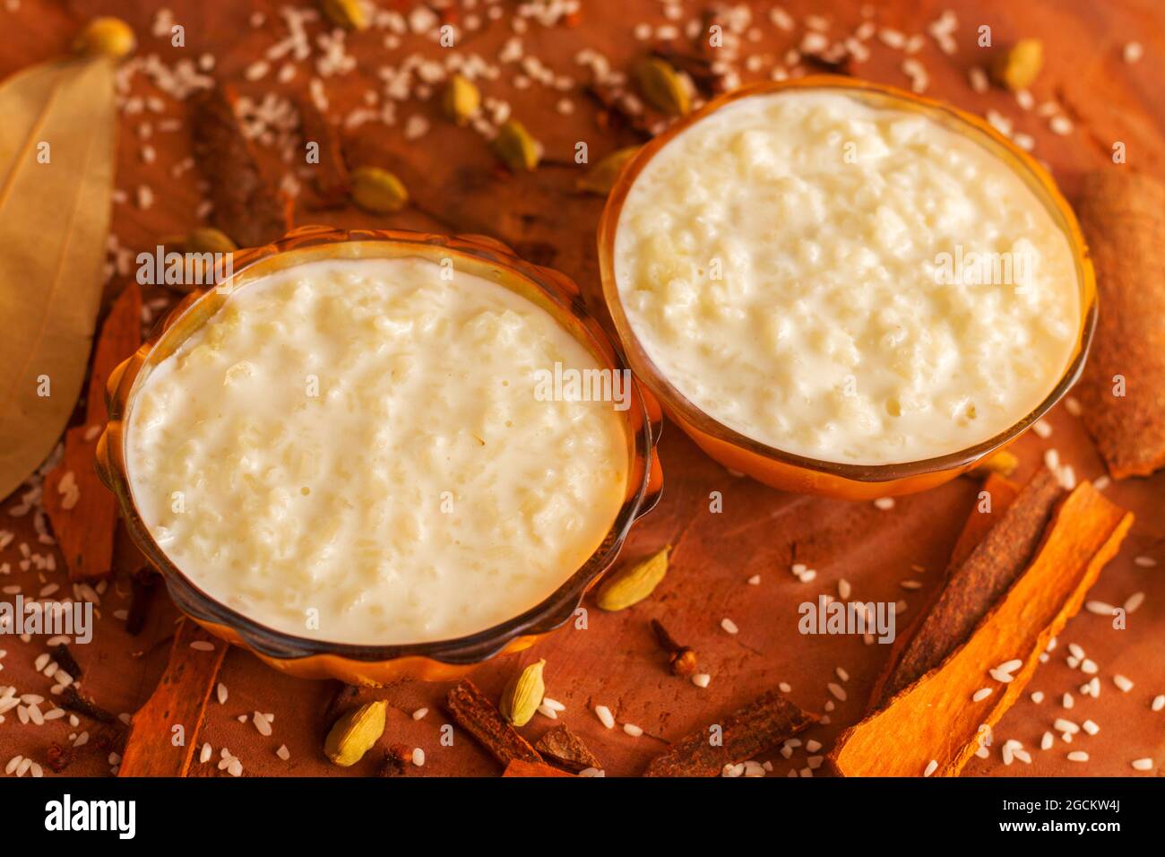 Beliebte indische Dessert "kheer", "payesh" in Bengali.Made aus Reis, Milch und Zucker. Stockfoto