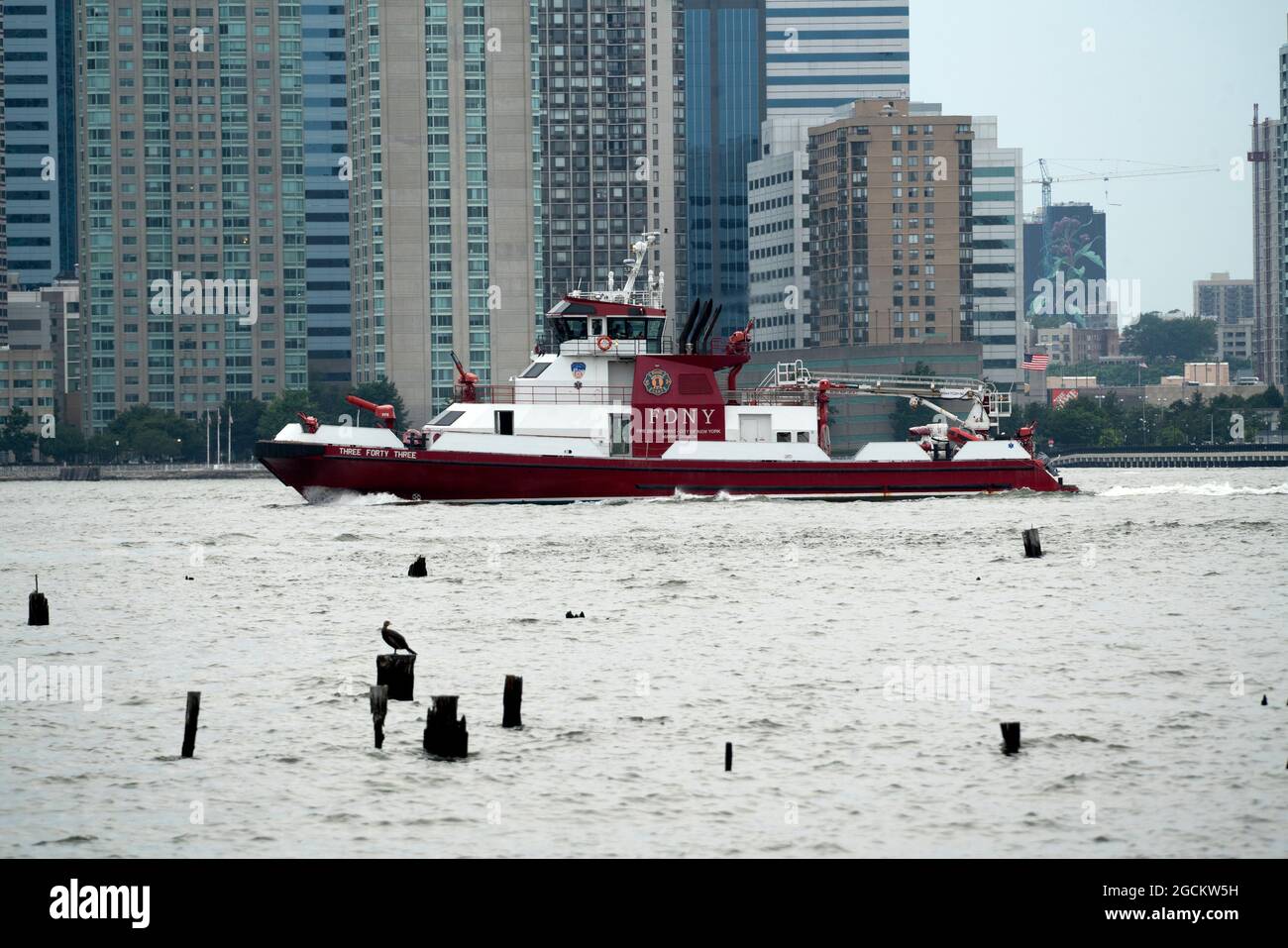 Fireboat 343 ist seit dem 12. September 2010, als sie in Betrieb genommen wurde, als Marine 1 in New York City im Einsatz. Stockfoto