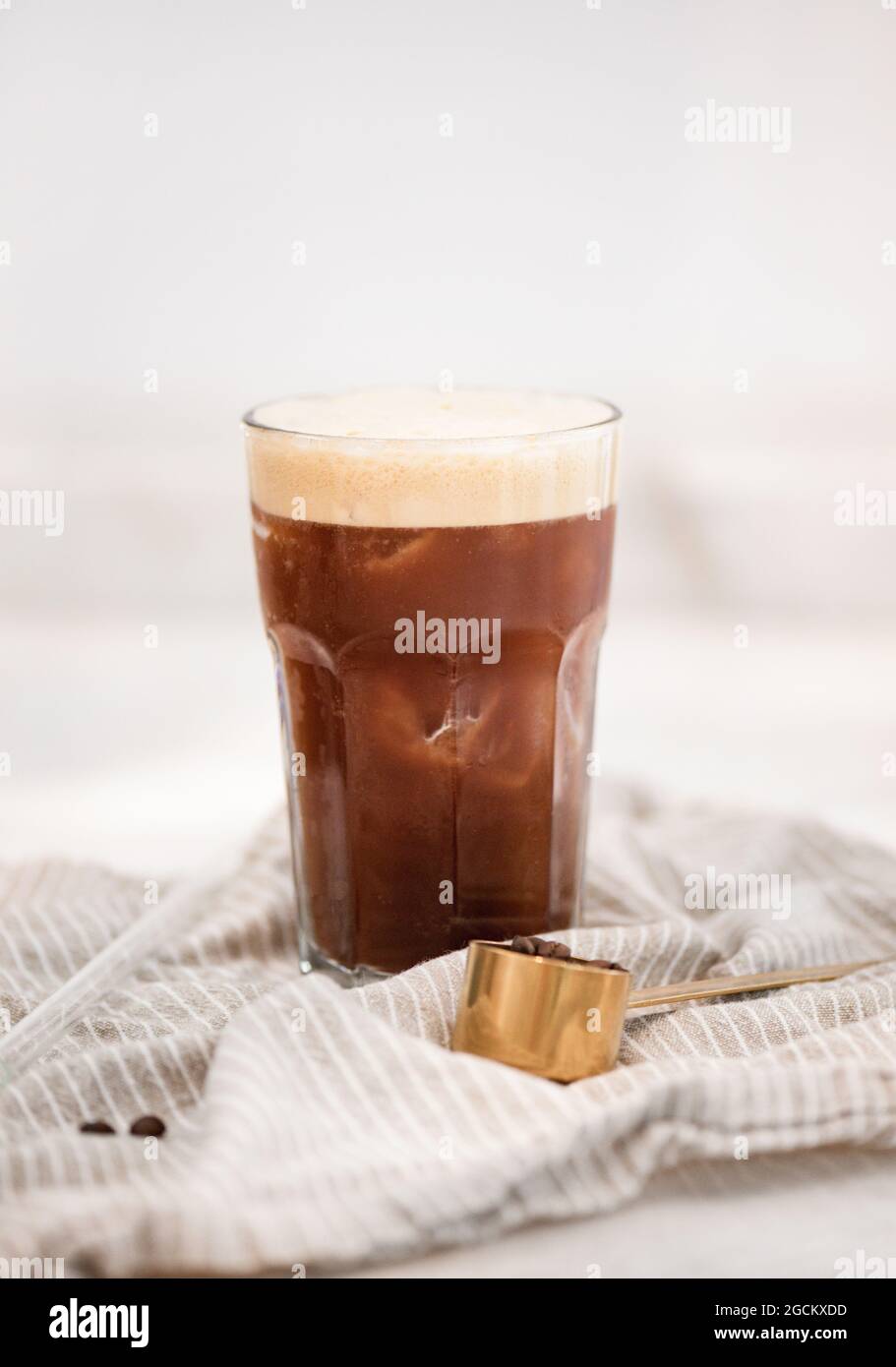 Kalter Cocktail aus Eiskaffee oder Espresso Tonic Stockfoto