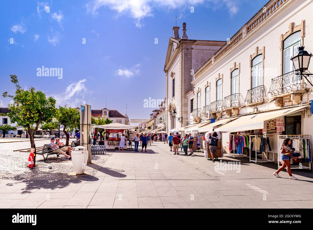 Straßenszene mit Geschäften und Restaurants Ayamonte Spanien Stockfoto