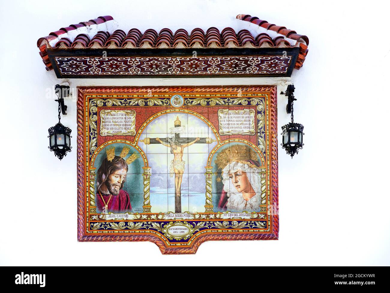 Gefliestes religiöses Mosaik, das eine Kreuzigung Jesus und Maria darstellt, die im Tempel von Las Mercedes Ayamonte Spanien gefunden wurde Stockfoto