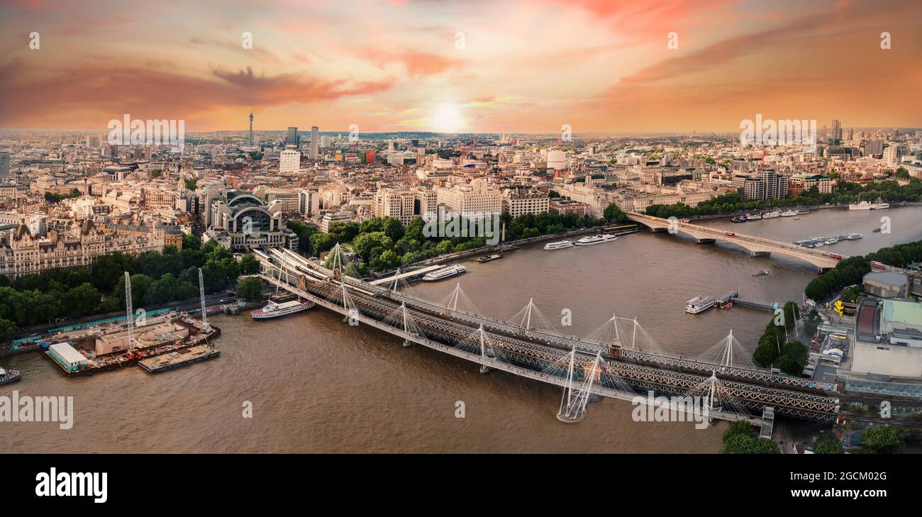 Luftaufnahme der Stadt London über der berühmten Themse und berühmten Landmarks am Flussufer in der Abenddämmerung, in England - Großbritannien Stockfoto