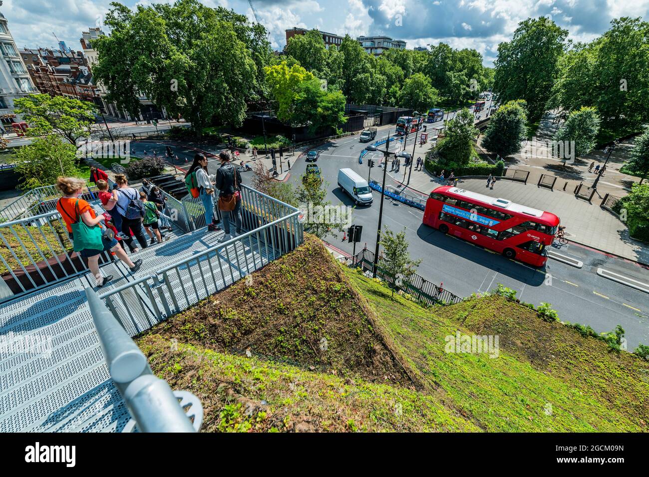 London, Großbritannien. 9 August 2021. Der £2 Million Marble Arch Mound, der im Februar angekündigt wurde, wurde gerade im August nach einem „Fehlstart“ kostenlos wieder eröffnet. Besucher können auf den 25 Meter hohen Gipfel klettern, von dem aus man von einer Aussichtsplattform aus einen 360-Grad-Blick auf die Oxford Street und den Hyde Park hat und von der breiten Öffentlichkeit nie zuvor gesehene Ausblicke genießen kann. Auf dem Weg nach unten steigen die Besucher in einen ausgehöhlten Raum, der für Ausstellungen genutzt wird. Es ist bis zum 2022. Januar für Besucher geöffnet.“ Entworfen von der niederländischen Firma MVRDV hatte es ursprünglich eine £6.50 Eintrittsgebühr. Der benachbarte Hyde Park ist fast völlig unnachbar Stockfoto