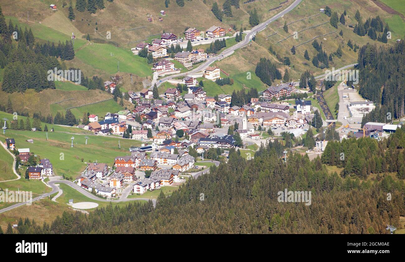 Blick auf Arabba, eines der besten Erholungszentren der dolomiten, Sella ronda, Südtirol, italienische Dolomitenberge, Italien Stockfoto