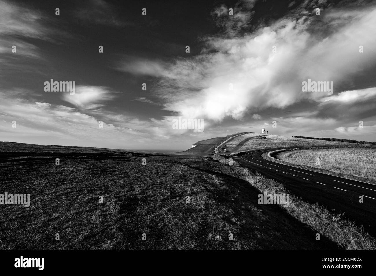 Beachy Head Lighthouse Dramatic Skies Eastbourne East Sussex Schwarz-Weiß Stockfoto