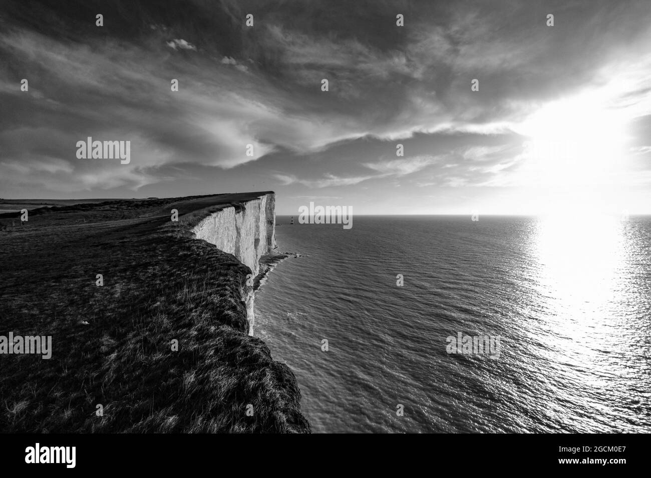 Beachy Head Lighthouse Dramatic Skies Eastbourne East Sussex Schwarz-Weiß Stockfoto