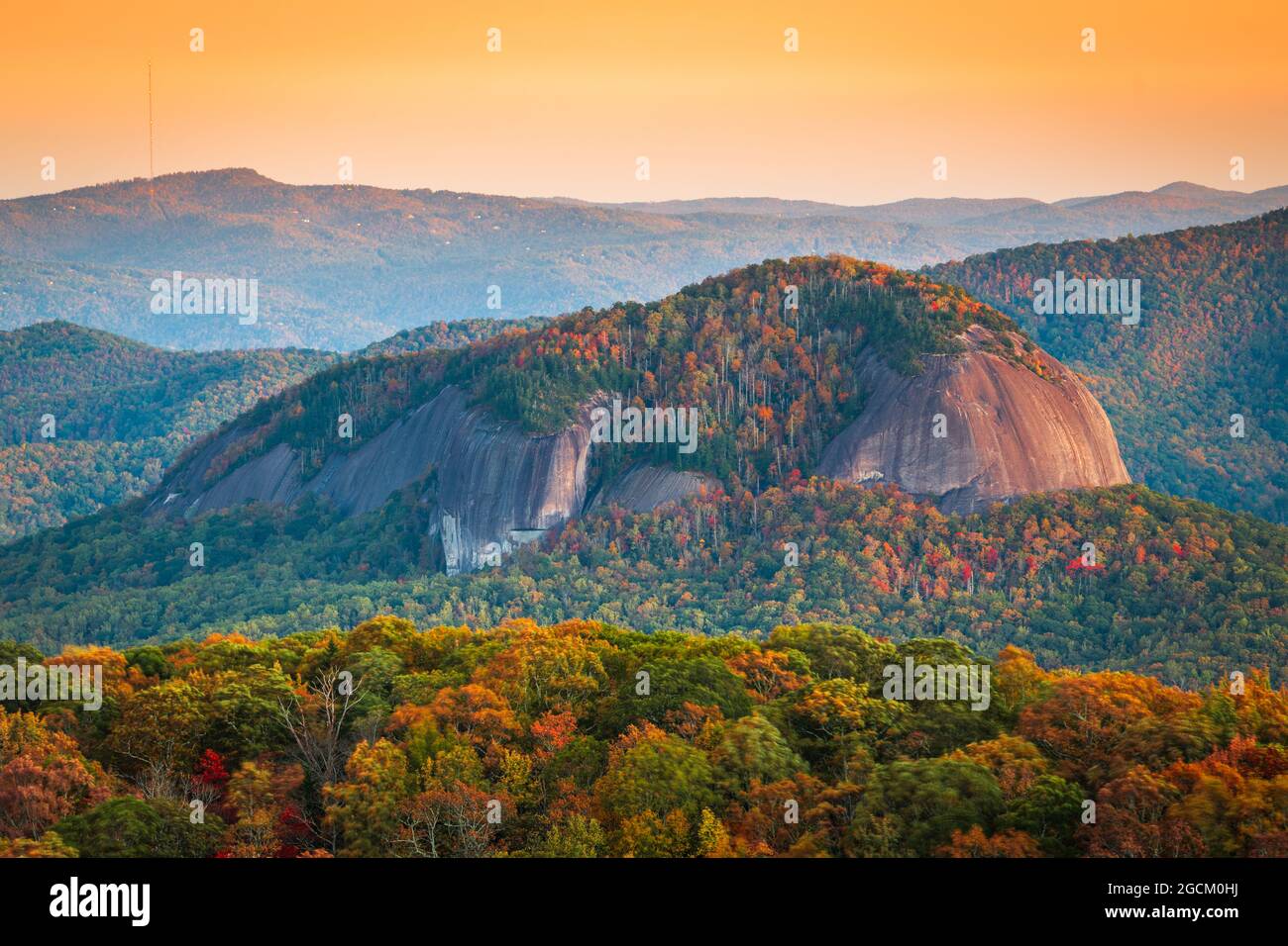 Pisgah National Forest, North Carolina, USA Blick auf Glass Rock während der Herbstsaison am Morgen. Stockfoto