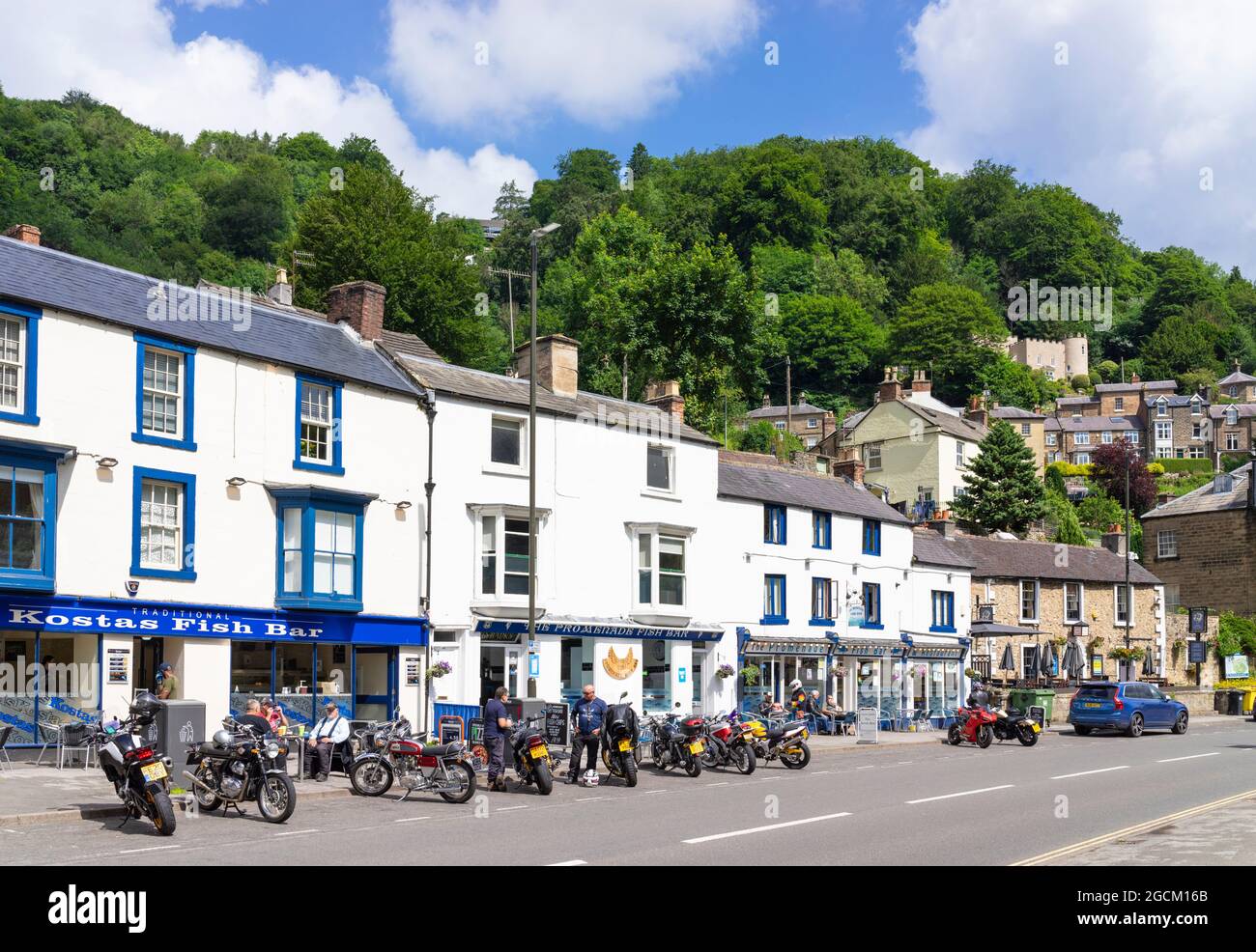 Matlock Bad Stadtzentrum mit Geschäften und Cafés und viele Motorradfahrer mit Motorrädern Roller North Parade Derby Road (A6) Derbyshire England GB Europa Stockfoto