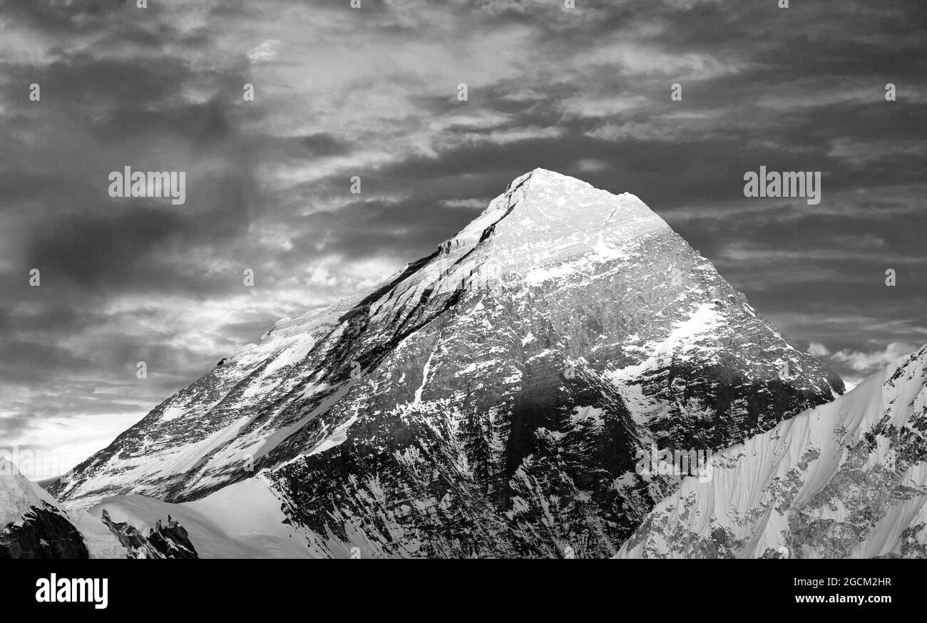 Schwarz-weiße Ansicht des Mount Everest vom Gokyo-Tal - Weg zum Everest-Basislager - Nepal Stockfoto