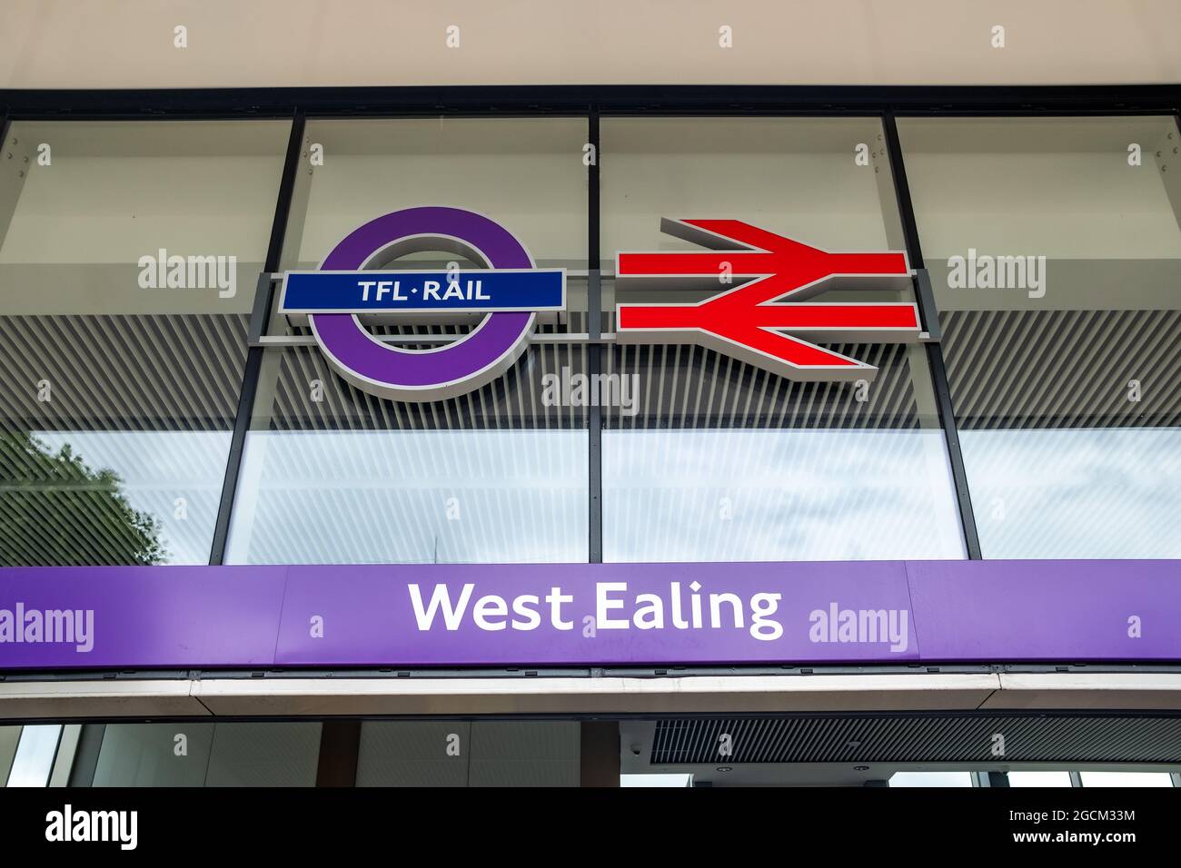 London - August 2021: West Ealing Station in West London. Neuer Bahnhof, der die Great Western Mainline mit der neuen Londoner U-Bahn-Linie E verbindet Stockfoto