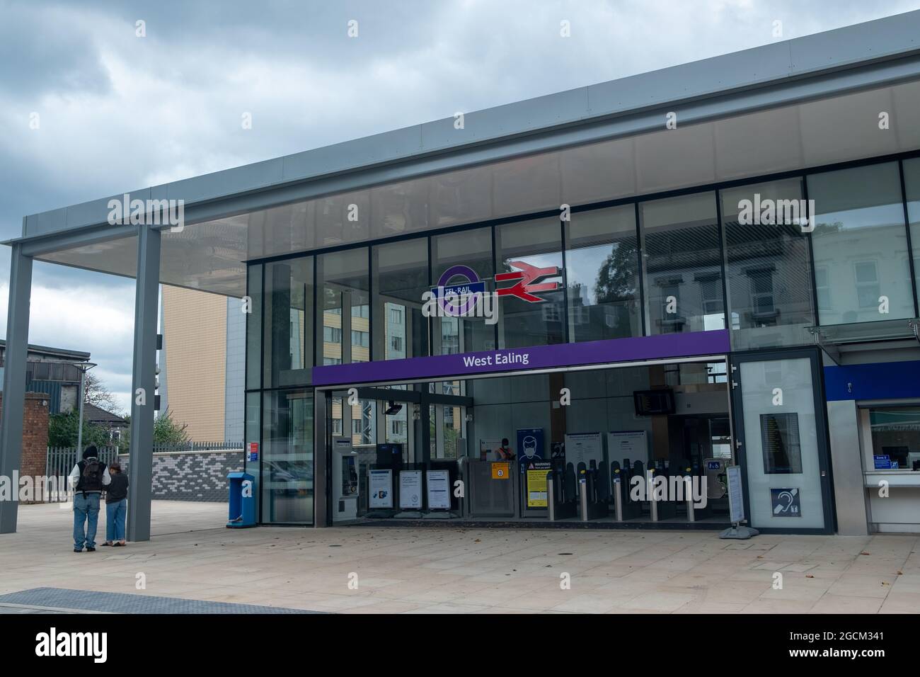 London - August 2021: West Ealing Station in West London. Neuer Bahnhof, der die Great Western Mainline mit der neuen Londoner U-Bahn-Linie E verbindet Stockfoto