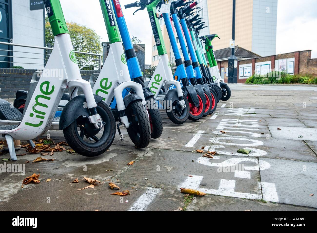London - August 2021: Lime E-Scooter zum Mieten, geparkt in der West London Street in Ealing. Stockfoto