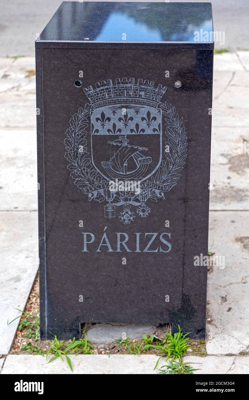 Szeged, Ungarn - 16. Juni 2021: Pariser Stadtwappen auf schwarzem Marmorstein Gravierzeichen Ungarisches Parizs. Stockfoto